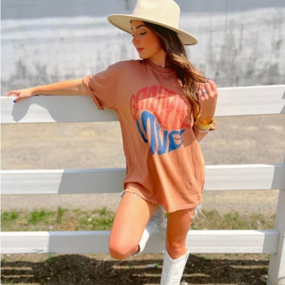 NEW Girl Dangerous Graphic Tee Groupie Love Graphic 100% Cotton in Clay Size XS